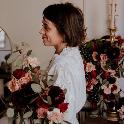 shooting saint valentin rose et rouge romantique avec un chandelier fleuri