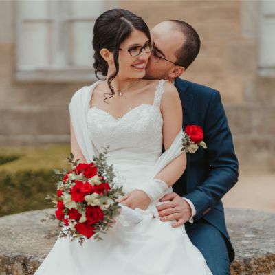 mariage avec des roses rouges thème rouge fait par un fleuriste à neuville sur saone proche de lyon