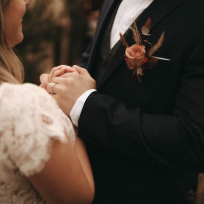 boutonnière pour le marié avec des couleurs et des fleurs d'automne