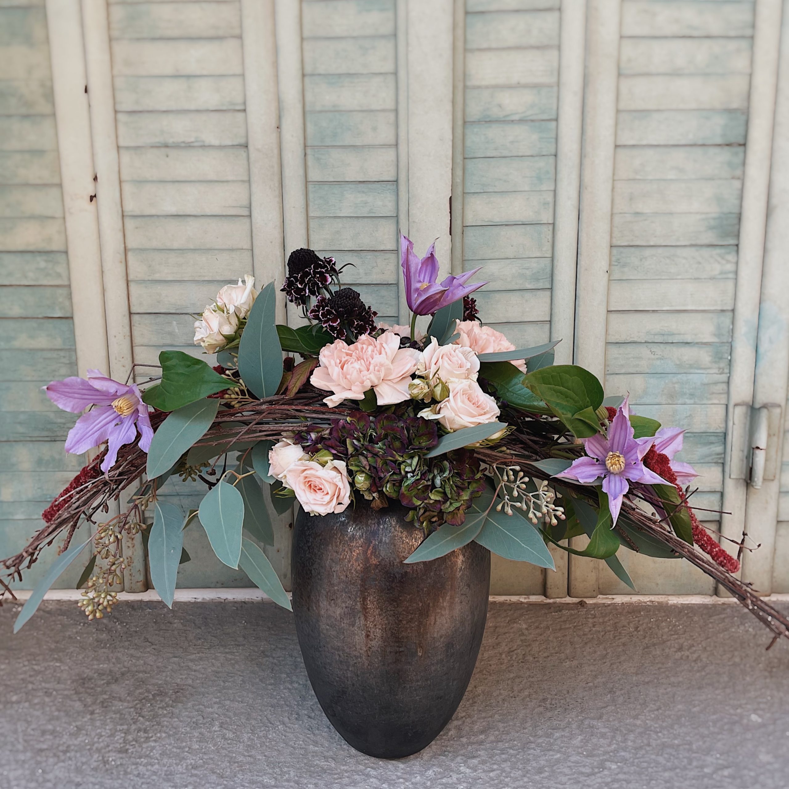 bouquet allongé avec structure tressé en bois
