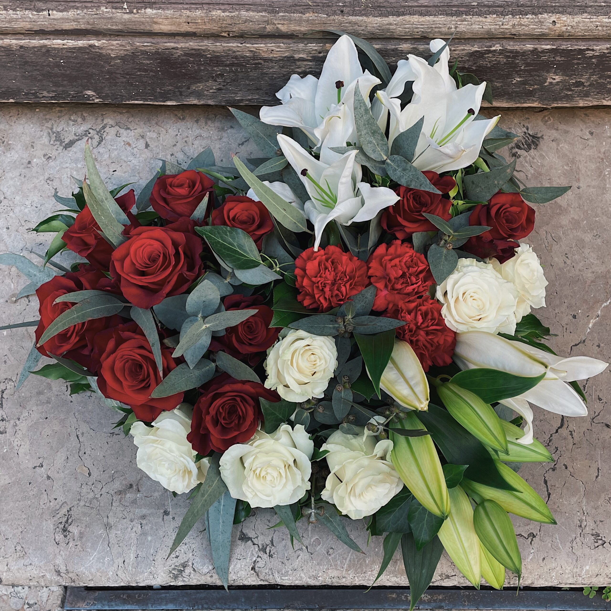 coeur fleuri de deuil avec des fleurs rouges et blanches