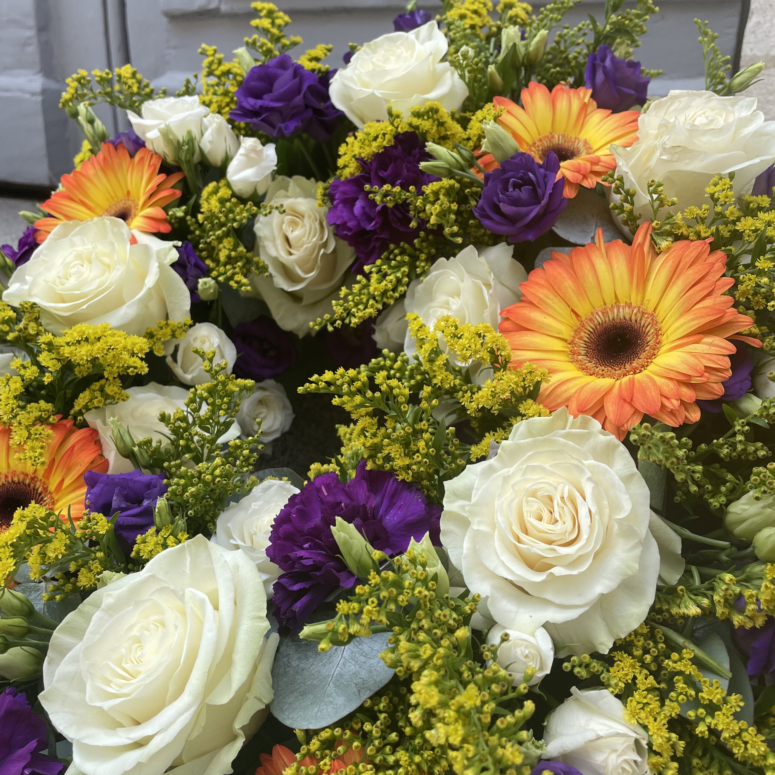 couronne fleurie de deuil avec des roses