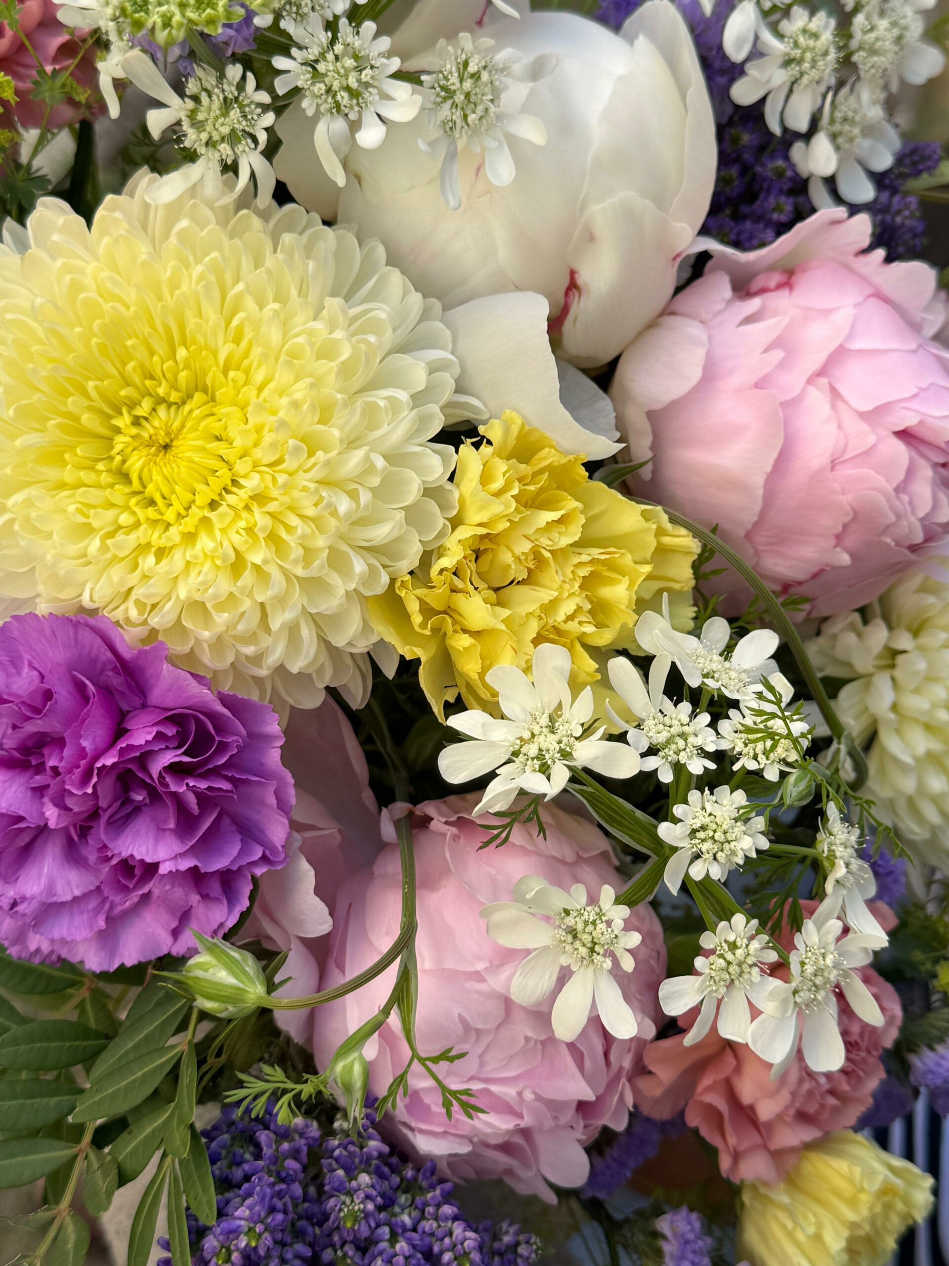 Détail bouquet Athanaïs en fleurs de saisons